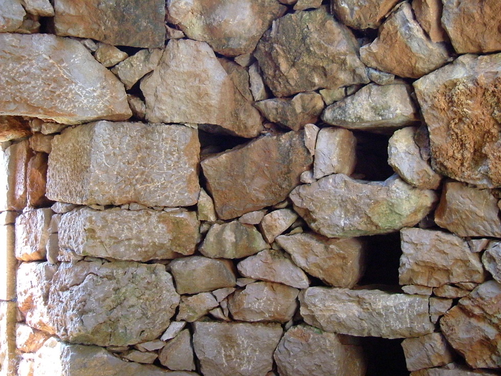 Detall interior barraca de pedra seca